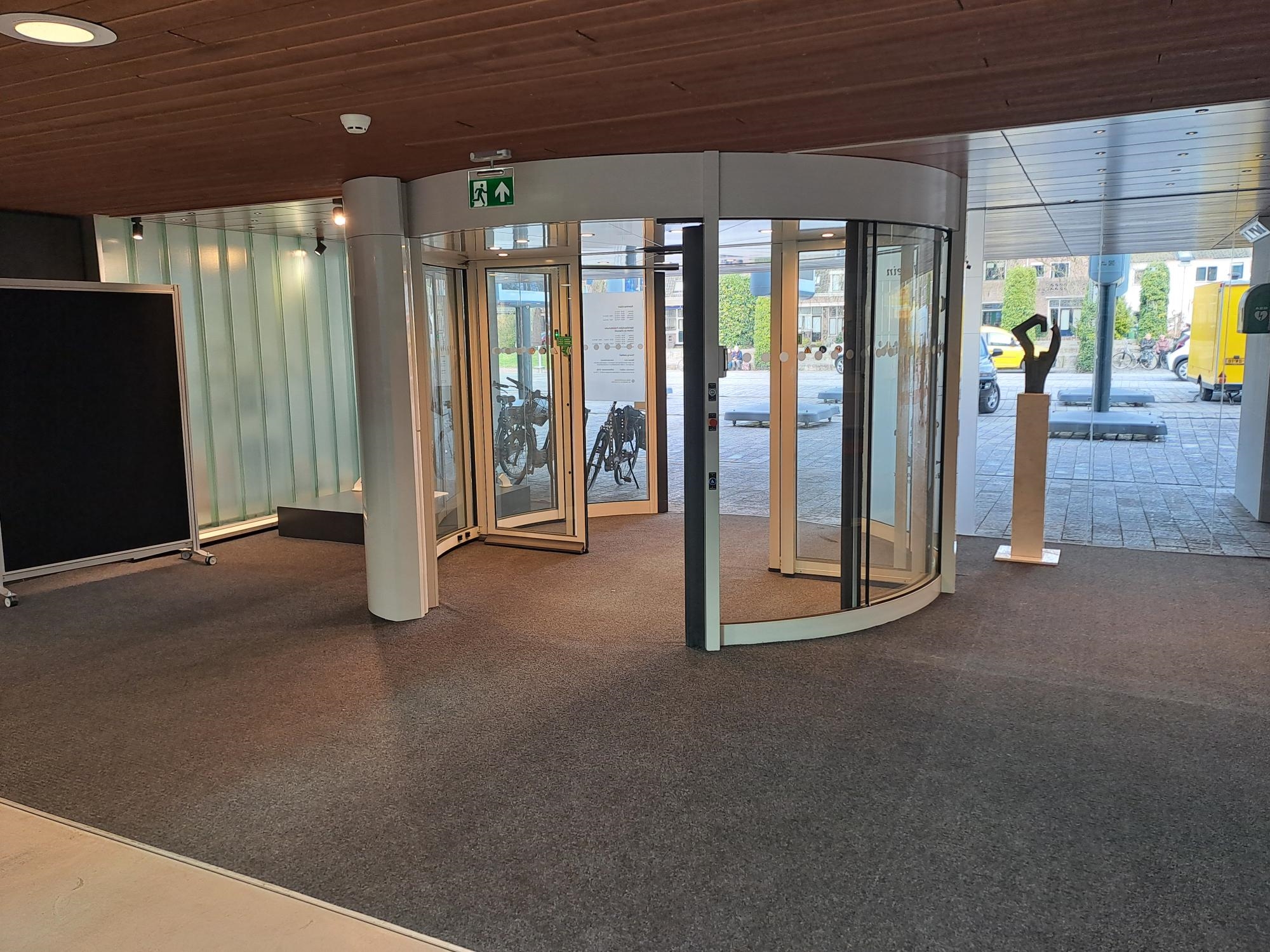 Overtoom 1, nieuwe draaideur (Tourniquet)